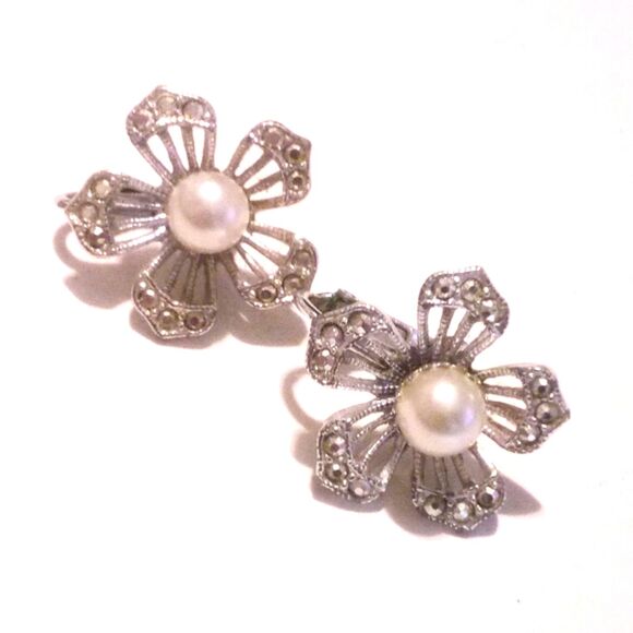 Vintage Lisner Silver Tone Rhinestone Accented Flower Clip On Earrings - Picture 1 of 3